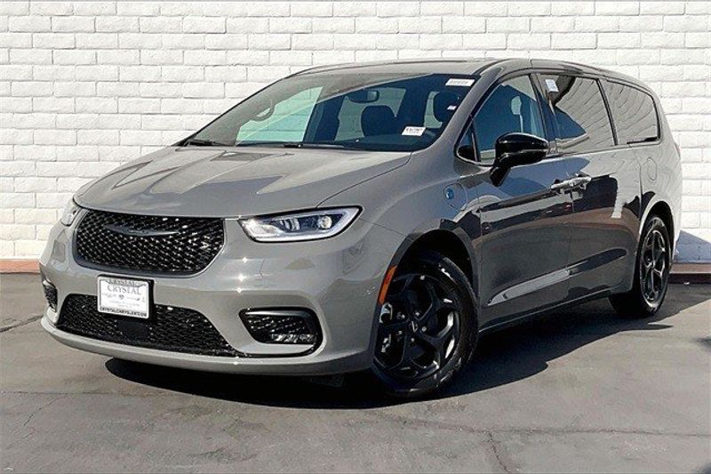 2023 Chrysler Pacifica Plug-in Hybrid LimitedImage 1