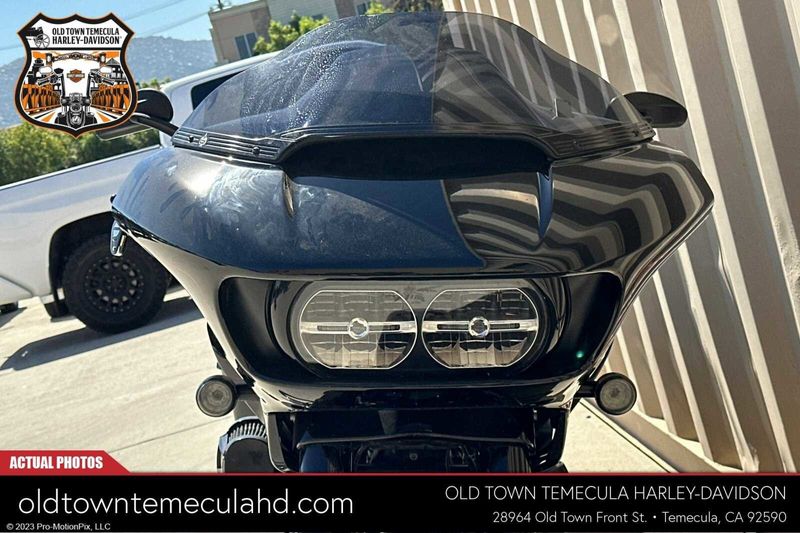 2021 Harley-Davidson Road Glide in a BLACK HOLE W/PINSTRIPE exterior color. BMW Motorcycles of Temecula – Southern California (951) 506-6903 bmwmotorcyclesoftemecula.com 