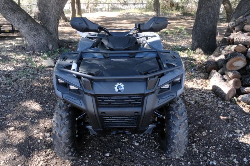 2025 CAN-AM OUTLANDER 500 GRANITE GRAY in a GRANITE GRAY exterior color. Family PowerSports (877) 886-1997 familypowersports.com 