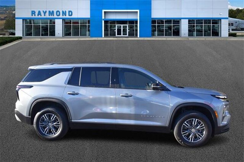 2024 Chevrolet Traverse LTImage 2