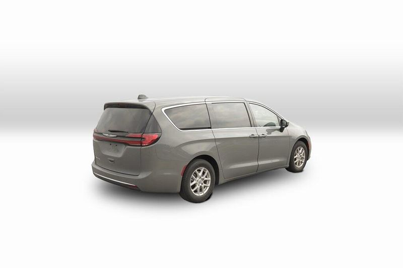 2023 Chrysler Pacifica Touring LImage 5