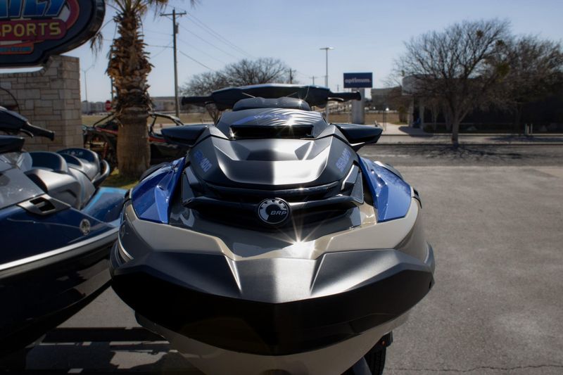 2025 SEADOO WAKE PRO 230 WITH SOUND SYSTEM IDF SAND AND DAZZLING BLUE Image 2