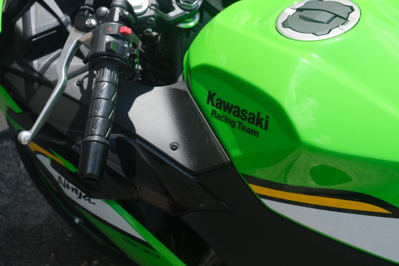2025 Kawasaki NINJA 500 KRT EDITION LIME GREEN AND EBONY AND PEARL BLIZZARD WHITE Image 21