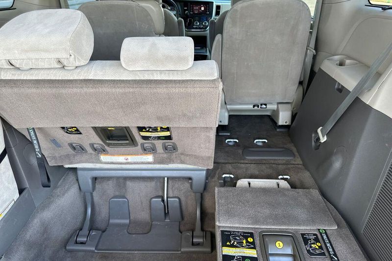 Used 2018 Toyota Sienna LEImage 15