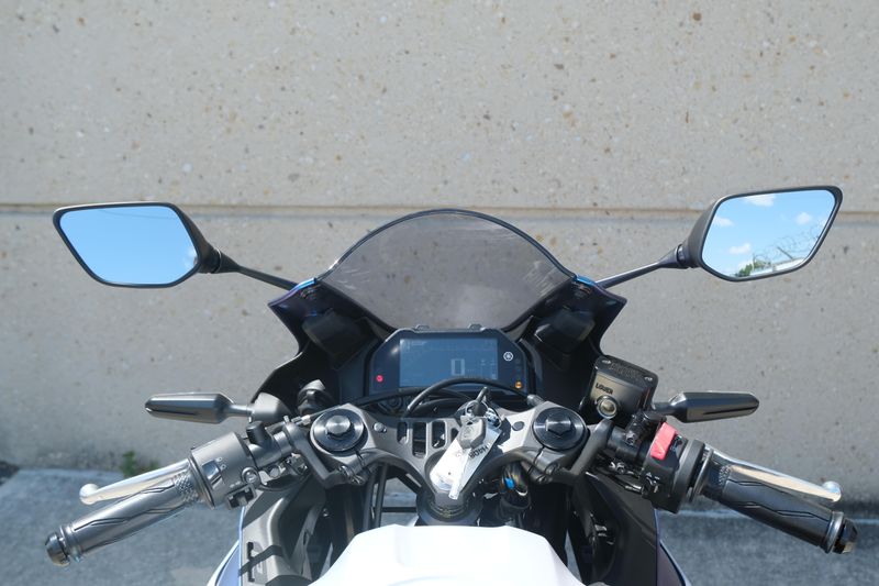 2025 Yamaha YZFR3 ABS LUNAR WHITE AND NEBULA BLUE Image 16