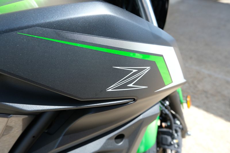 2024 Kawasaki Z500 ABS CANDY LIME GREEN AND METALLIC FLAT SPARK BLACK AND METALLIC GRAPHITE GRAYImage 12