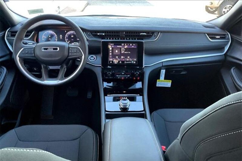 2025 Jeep Grand Cherokee Laredo photo 4