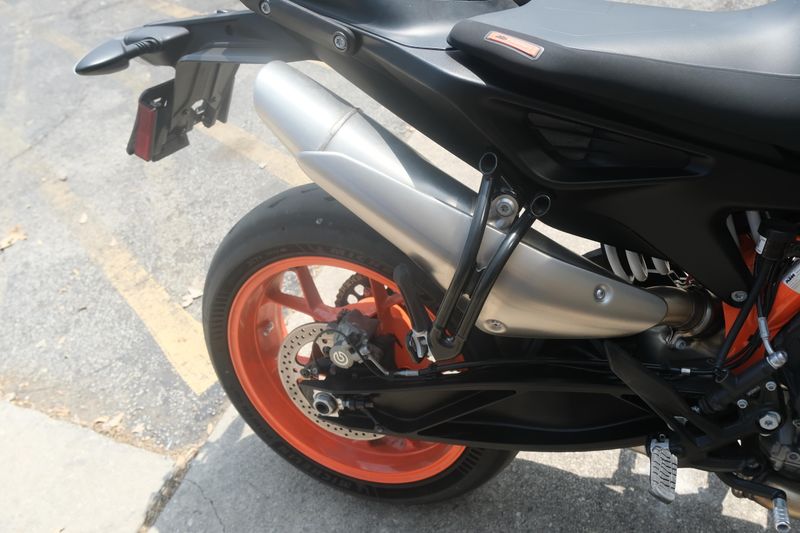 2023 KTM 890 DUKE R ORANGE AND BLUE Image 4