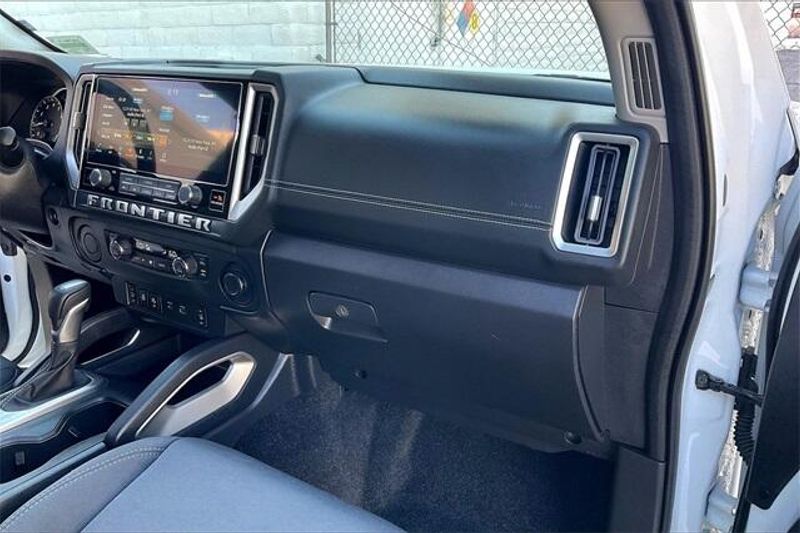 Used 2025 Nissan Frontier SVImage 16