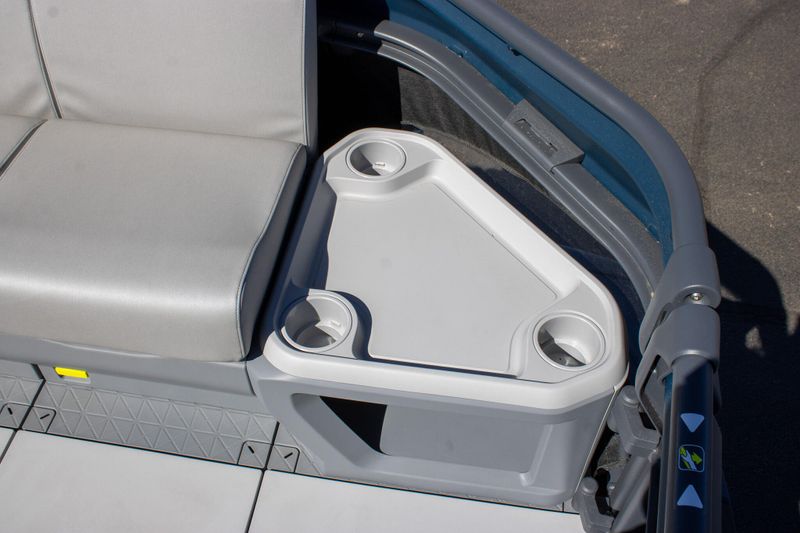 NEW 2026 SEADOO SWITCH CRUISE 21 300HP TECH PACKAGE WITH PAINTED TRAILER Image 21