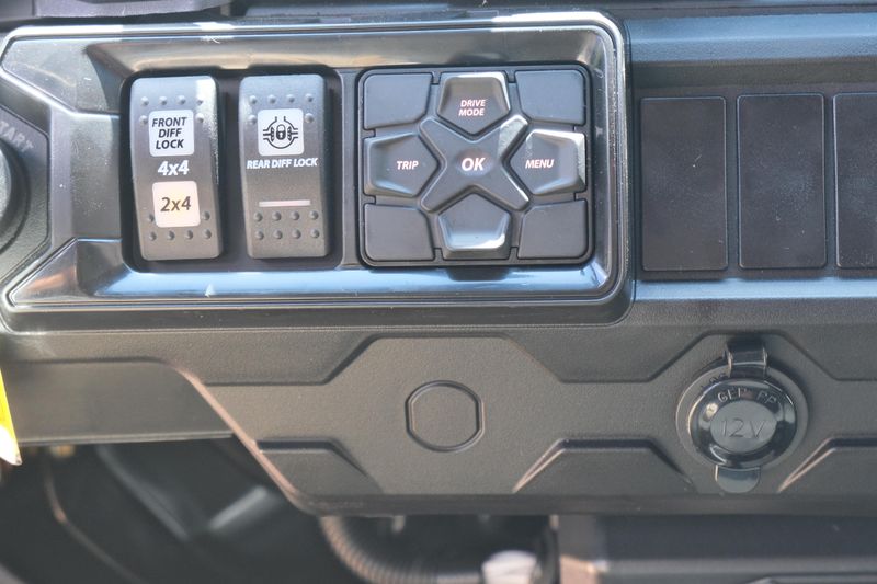 2025 Can-Am DEFENDER MAX LIMITED CAB HD10 DESERT TAN AND STEALTH BLACK Image 29