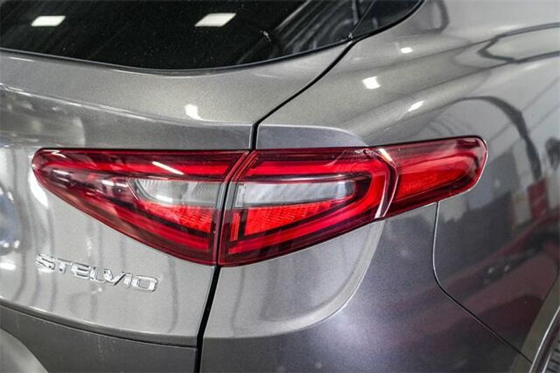 2022 Alfa Romeo Stelvio TiImage 9
