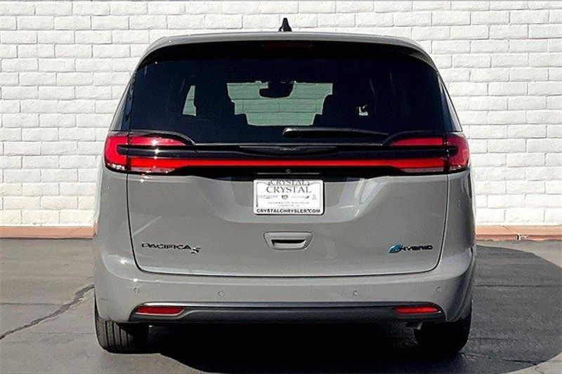2023 Chrysler Pacifica Plug-in Hybrid LimitedImage 3