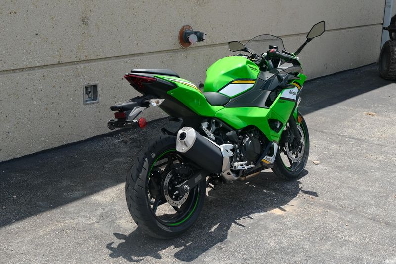2025 Kawasaki NINJA 500 KRT EDITION LIME GREEN AND EBONY AND PEARL BLIZZARD WHITE Image 4