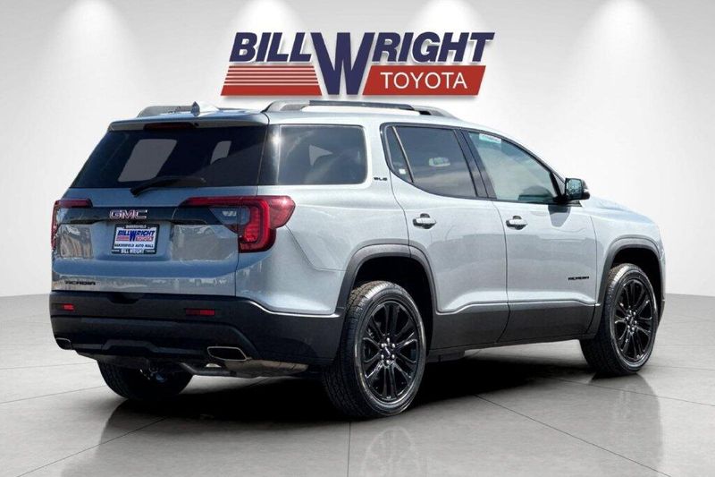 Used 2023 GMC Acadia SLEImage 3