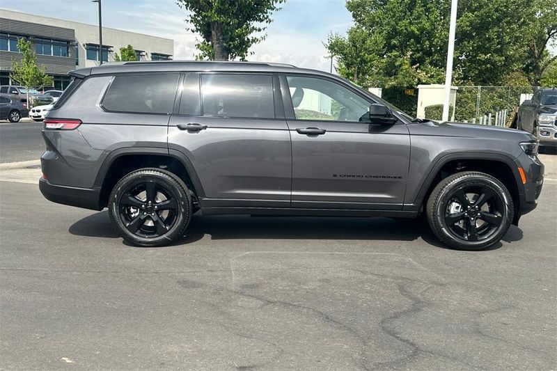 2025 Jeep Grand Cherokee Limited photo 3