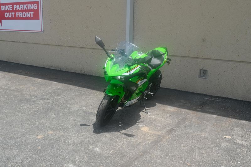 2025 Kawasaki NINJA 500 KRT EDITION SE ABS LIME GREEN AND EBONY AND PEARL BLIZZARD WHITE Image 10