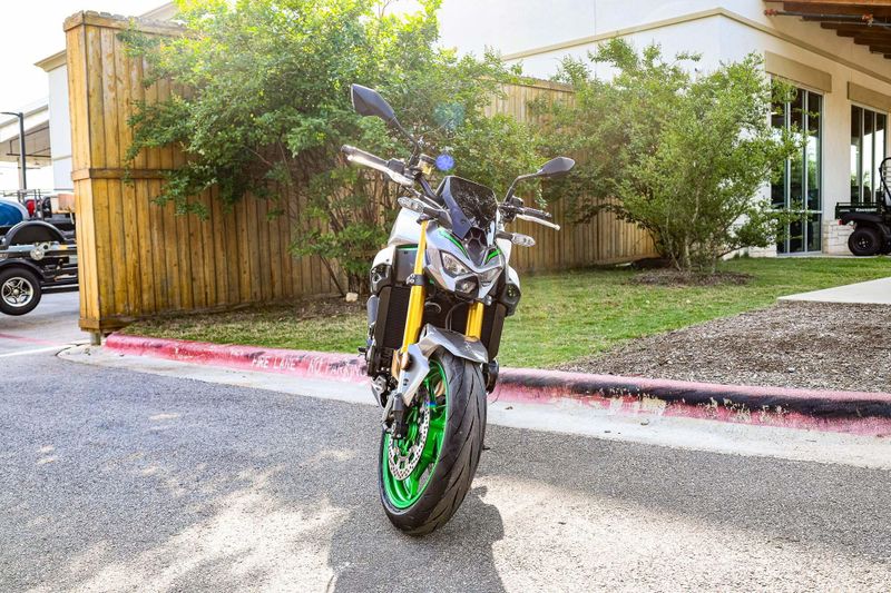 2025 Kawasaki Z900 SE ABS  METALLIC MATTE GRAPHITE GRAY AND EBONY AND METALLIC GRAPHITE GRAY Image 2