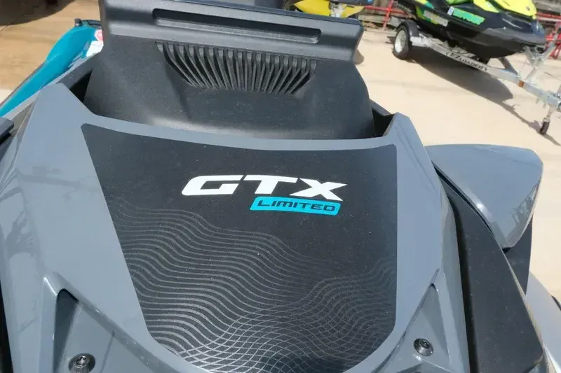 2025 SEADOO GTX 300 WITH SOUND SYSTEM IDF BLUE ABYSS AND GULFSTREAM BLUE Image 8
