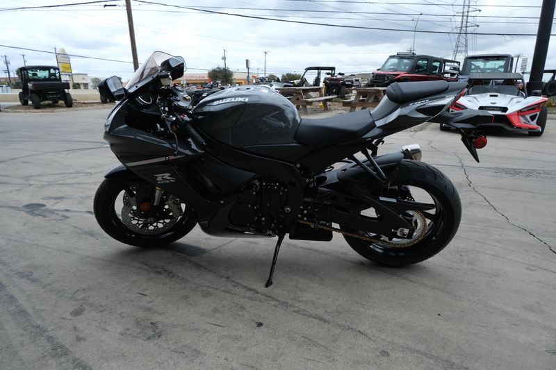 2025 SUZUKI GSXR750 in a BLACK exterior color. Family PowerSports (877) 886-1997 familypowersports.com 