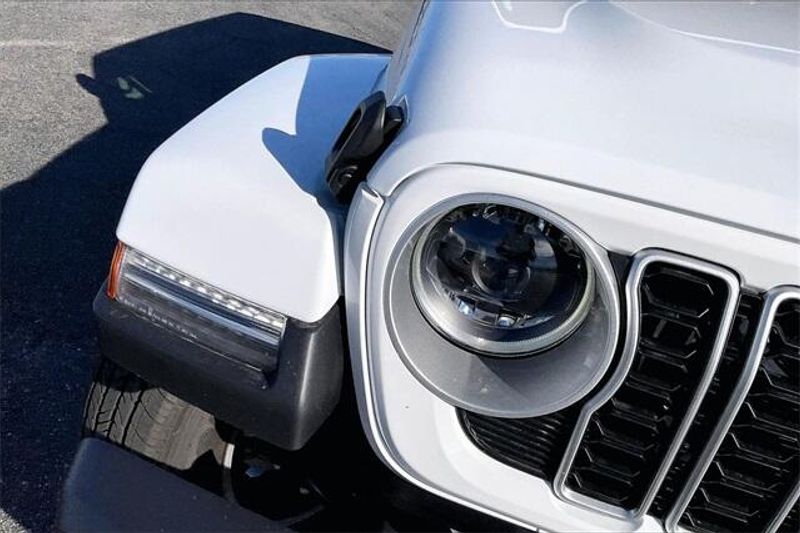 New 2025 Jeep Wrangler 4-door SaharaImage 11