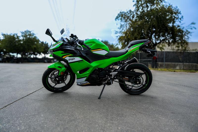 2025 Kawasaki NINJA 500 KRT EDITION LIME GREEN AND EBONY AND PEARL BLIZZARD WHITEImage 17