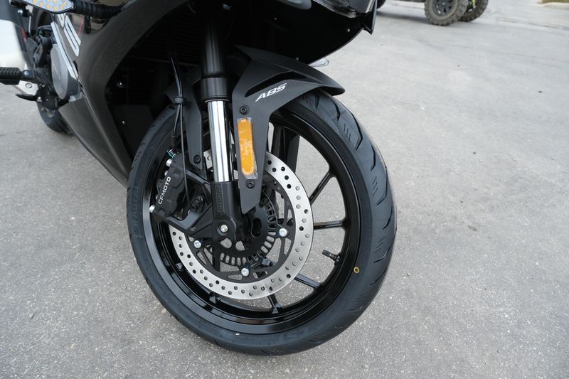 2024 CFMOTO 300SS NEBULA BLACKImage 6