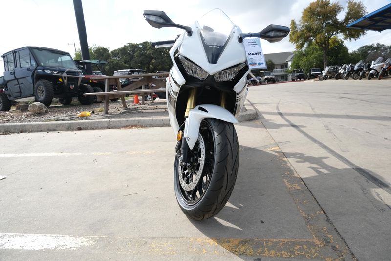 2025 Honda CBR1000RR ABS PEARL WHITEImage 6