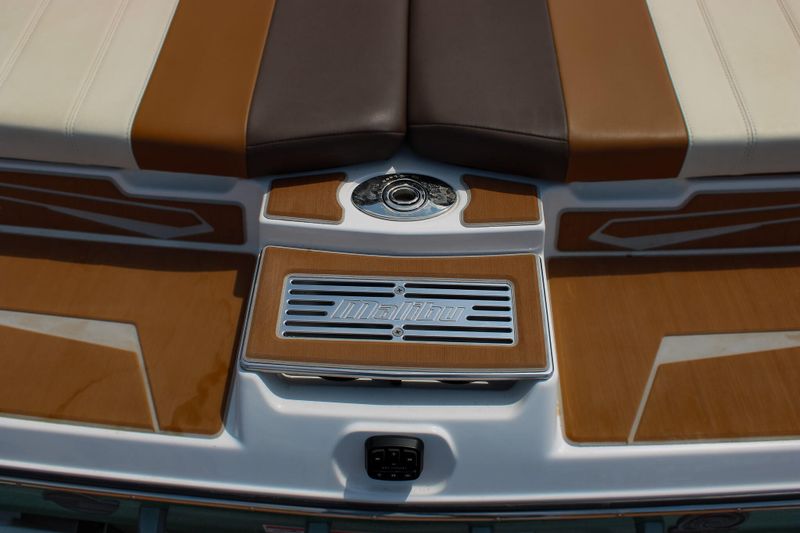 2024 MALIBU 21 LX  in a WHITE exterior color. Family PowerSports (877) 886-1997 familypowersports.com 