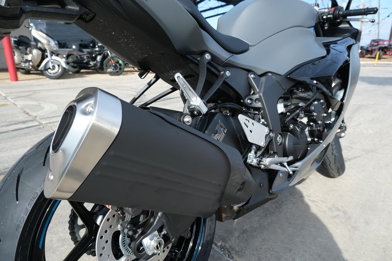 2025 Kawasaki NINJA ZX6R METALLIC MATTE DARK GRAY AND EBONYImage 10