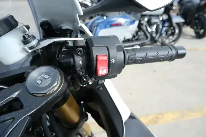 2025 Honda CBR600RR ABS DEEP PEARL GRAY Image 13