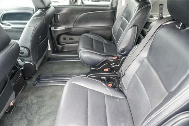 Used 2017 Toyota Sienna SEImage 18