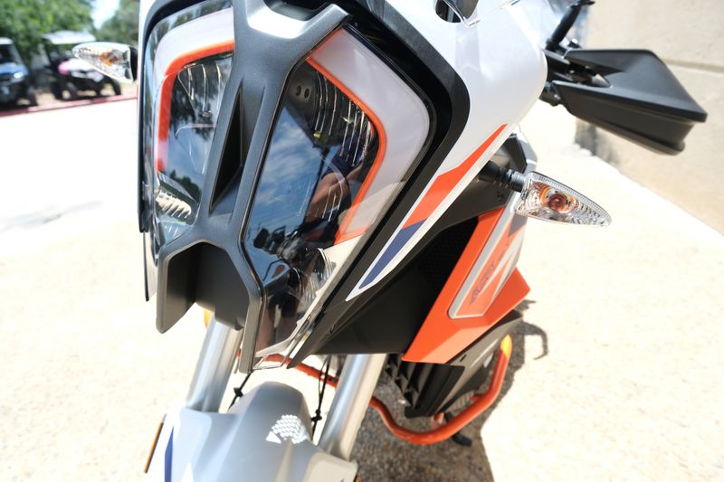 2024 KTM 1290 SUPER ADVENTURE R OT WHITEImage 2