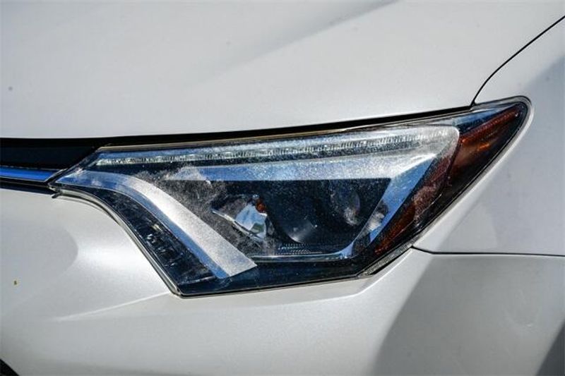 2016 Toyota RAV4 LimitedImage 9