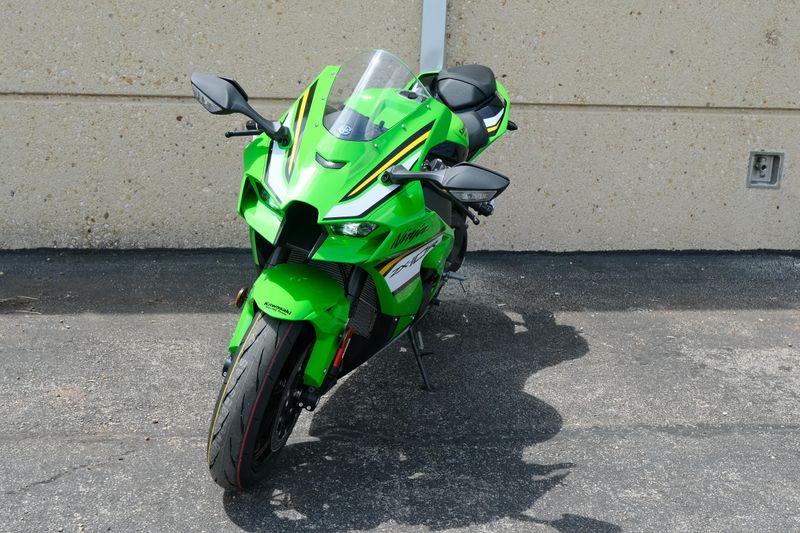 2025 Kawasaki NINJA ZX10R KRT EDITION LIME GREEN AND EBONY AND PEARL BLIZZARD WHITE Image 9