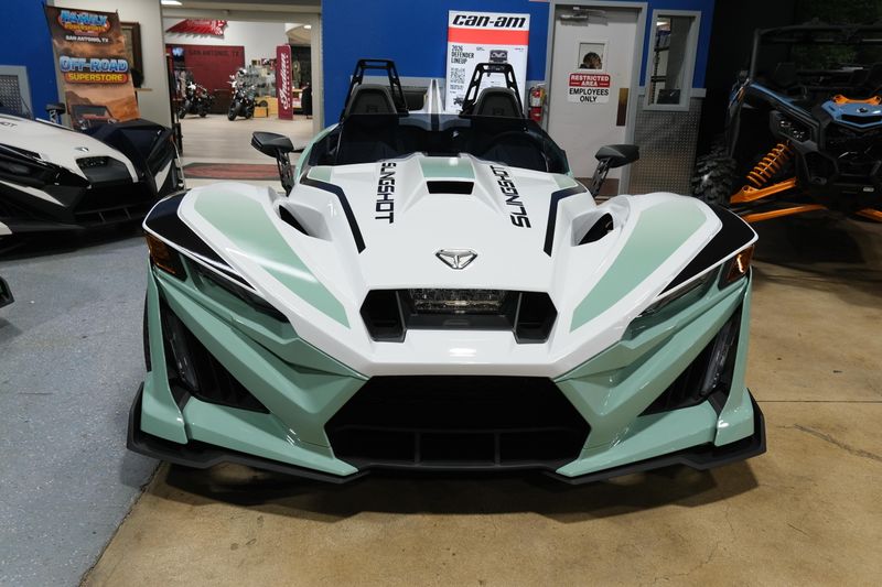 NEW 2026 POLARIS SLINGSHOT R AUTODRIVE Image 2