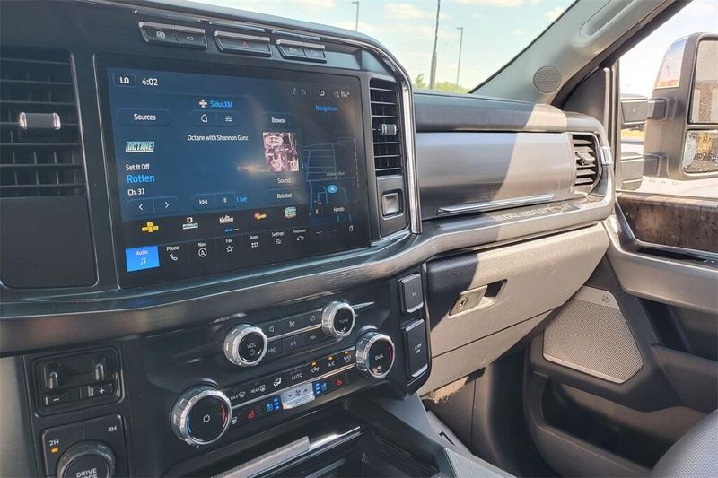 2024 Ford F-350 Lariat photo 16