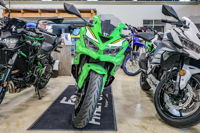 2025 Kawasaki NINJA ZX4RR ABS KRT EDITION ABS LIME GREEN AND EBONY AND PEARL BLIZZARD WHITEImage 11