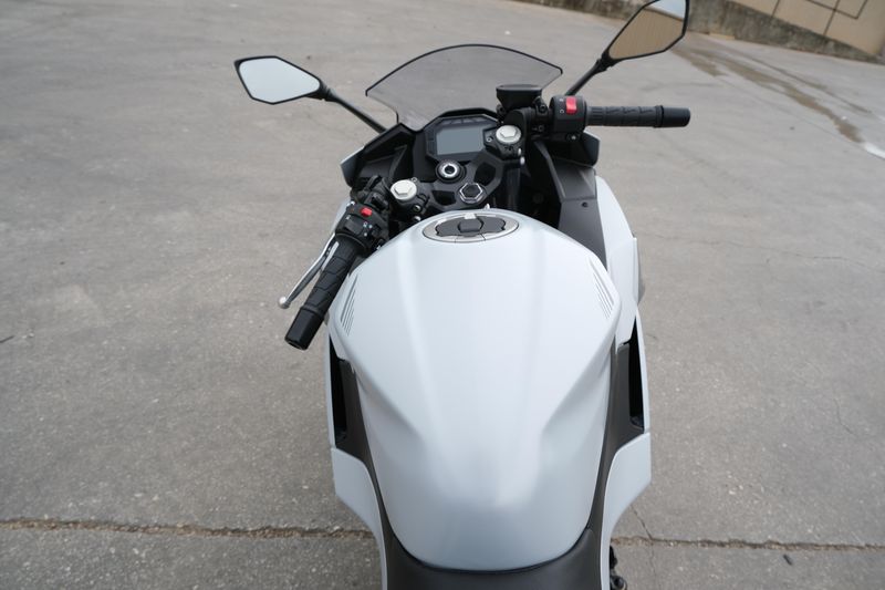 2025 Kawasaki NINJA 500 METALLIC MATTE WHITISH SILVER AND METALLIC MOONDUST GRAYImage 9