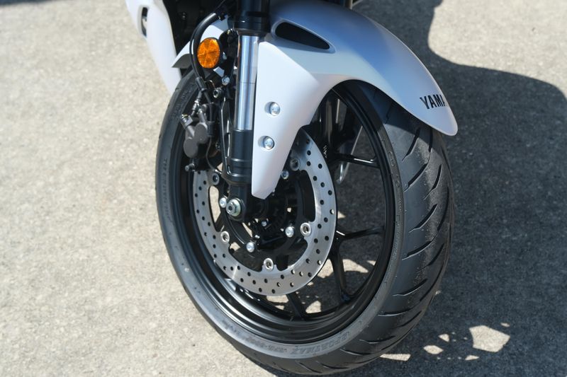 2025 Yamaha YZFR3 ABS LUNAR WHITE AND NEBULA BLUE Image 29