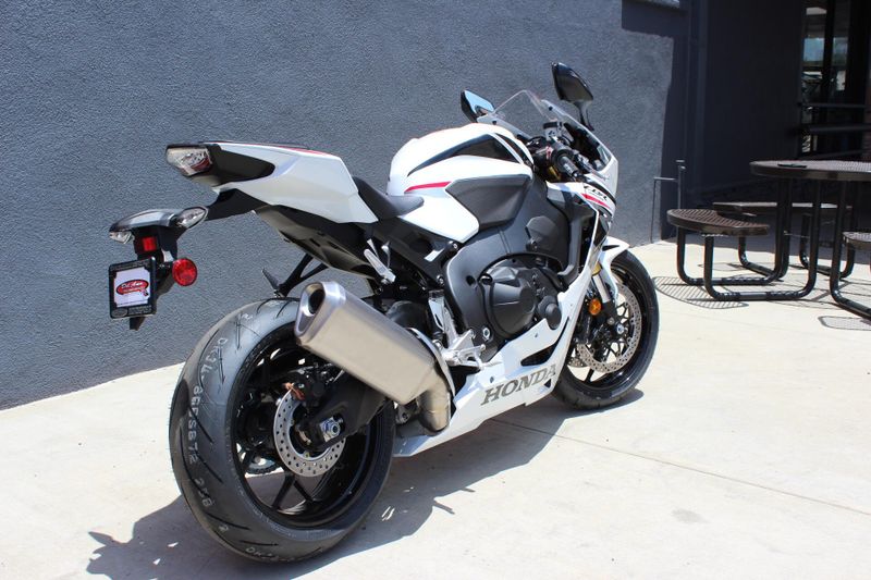 2025 Honda CBR1000RR Image 3
