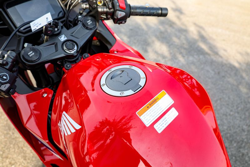 USED 2025 HONDA CBR500R Image 9