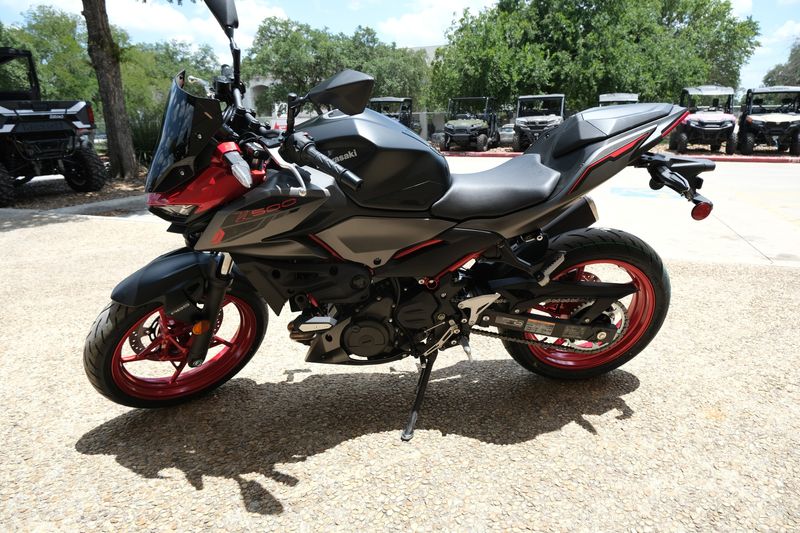 2024 Kawasaki Z500 SE ABS CANDY PERSIMMON RED AND METALLIC FLAT SPARK BLACK AND METALLIC MATTE GRAPHENESTEEL GRAYImage 1