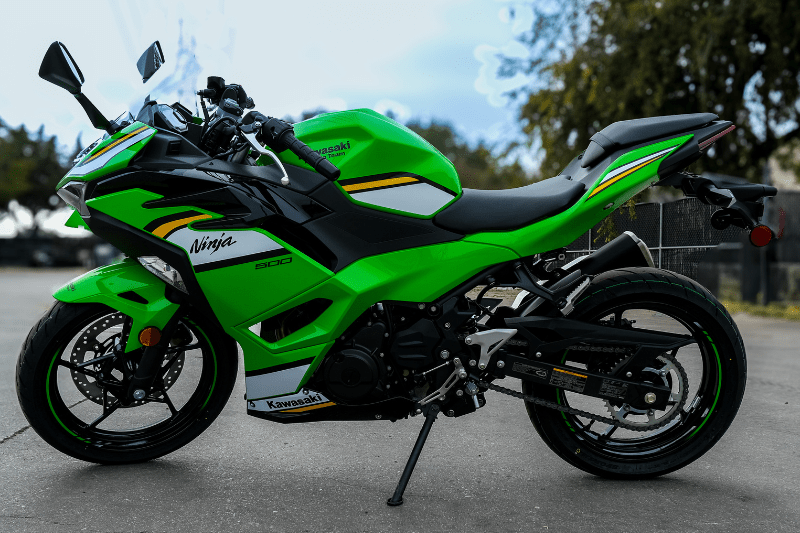 2025 Kawasaki NINJA 500 KRT EDITION LIME GREEN AND EBONY AND PEARL BLIZZARD WHITEImage 1