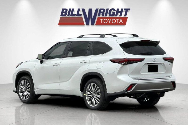 New 2026 Toyota Highlander Hybrid PlatinumImage 5