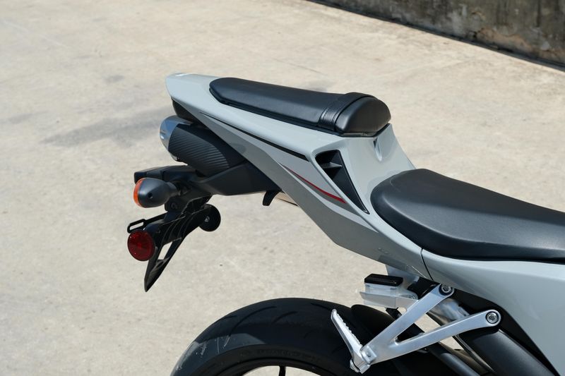 2025 Honda CBR600RR ABS DEEP PEARL GRAY Image 17