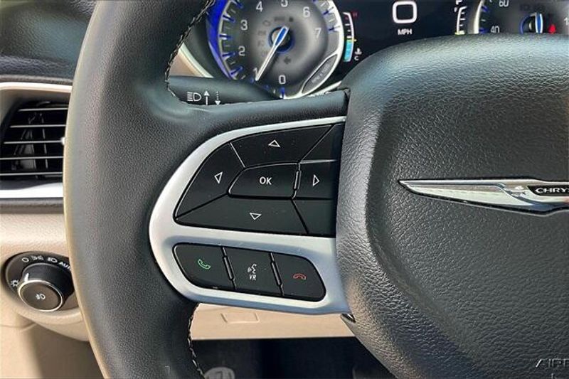 2022 Chrysler Pacifica Touring L photo 17