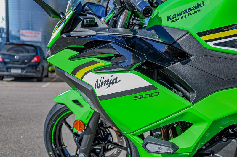 2025 Kawasaki NINJA 500 KRT EDITION SE ABS LIME GREEN AND EBONY AND PEARL BLIZZARD WHITEImage 13