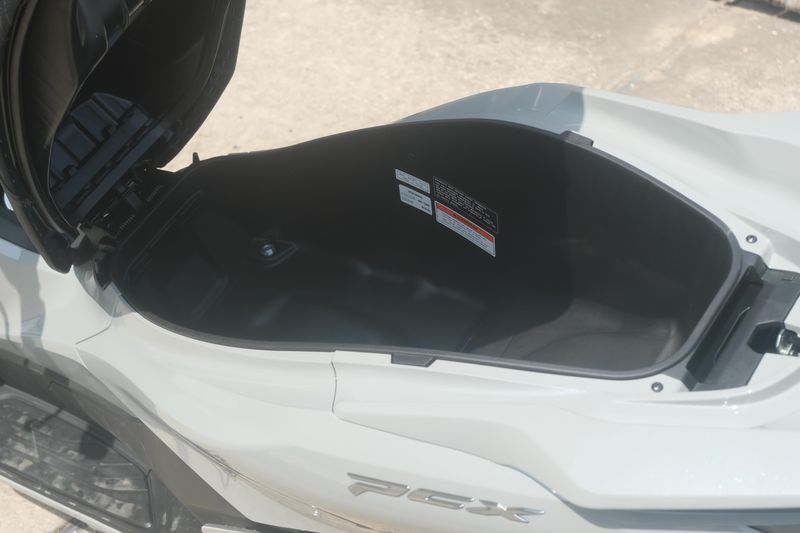 2025 Honda PCX PEARL GRAY Image 21