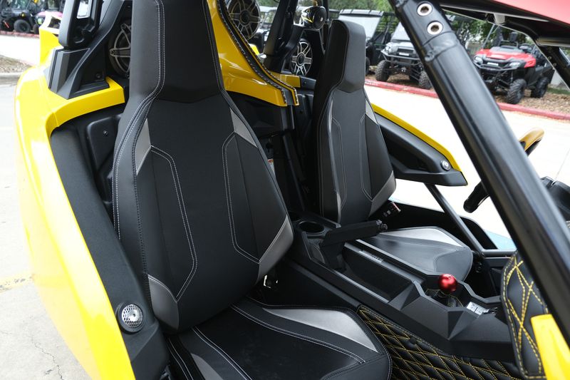 2019 Polaris SLINGSHOT SL ICON 49ST DAYTONA YELLOW Image 22